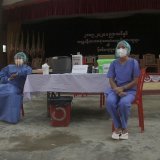 La Fédération internationale de la Croix-Rouge et du Croissant-Rouge (FICR) demande que les acteurs les plus importants en cas de pandémie aient accès en premier aux vaccins et aux médicaments (archives). KEYSTONE/EPA/NYUNT WIN